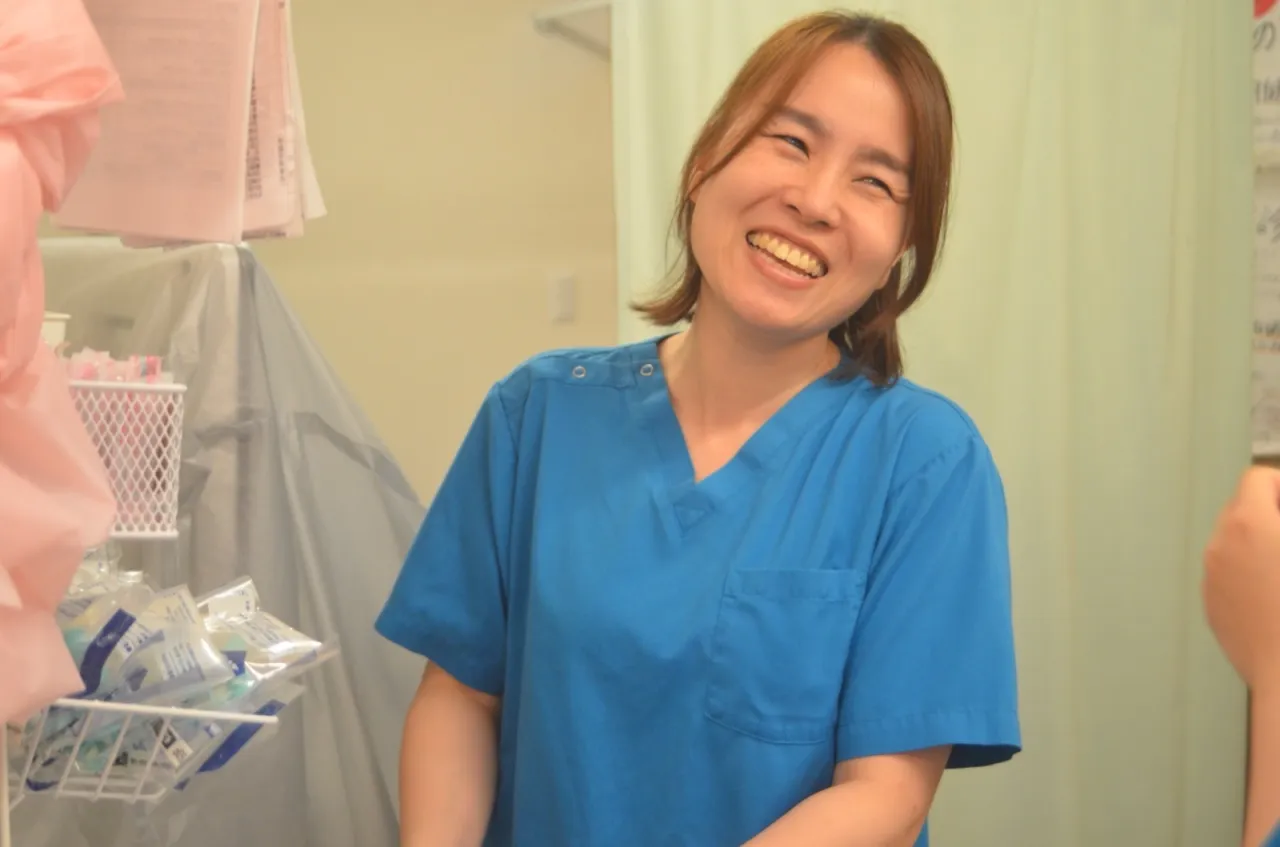 笑顔で働く看護師