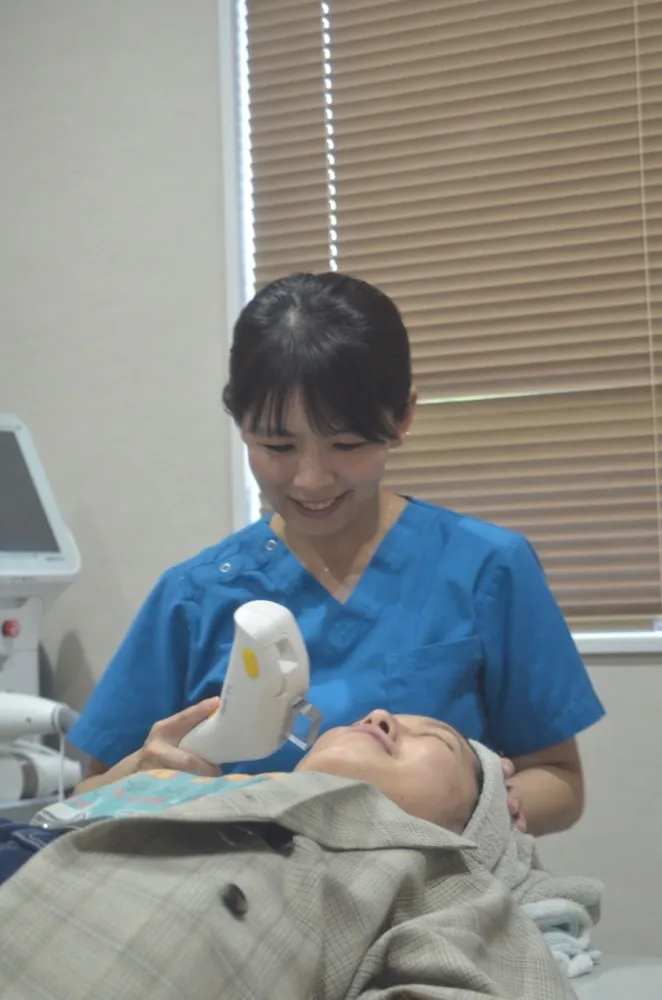 美容施術の様子